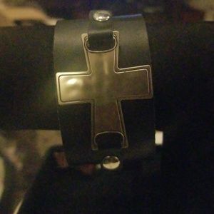 LEATHER STANLESS CROSS BRACLETT